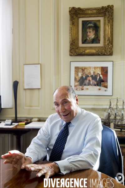 Serge DASSAULT, dans son bureau du rond-point des champs-Elysées.