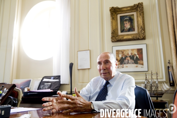 Serge DASSAULT, dans son bureau du rond-point des champs-Elysées.