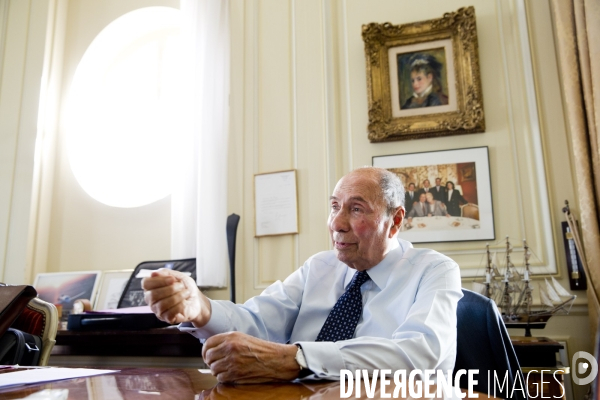 Serge DASSAULT, dans son bureau du rond-point des champs-Elysées.