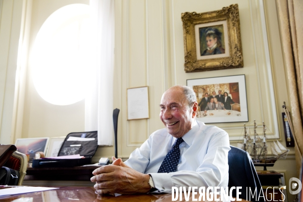 Serge DASSAULT, dans son bureau du rond-point des champs-Elysées.