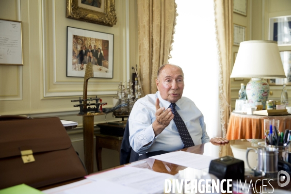Serge DASSAULT, dans son bureau du rond-point des champs-Elysées.