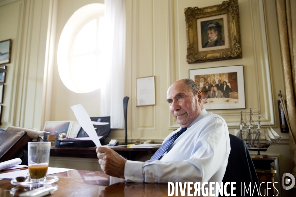 Serge DASSAULT, dans son bureau du rond-point des champs-Elysées.