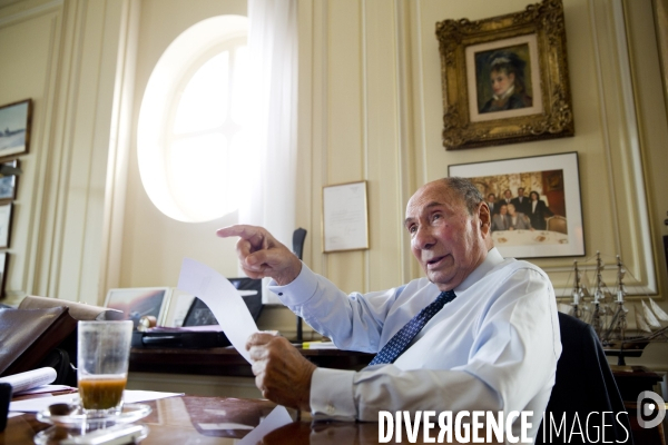 Serge DASSAULT, dans son bureau du rond-point des champs-Elysées.