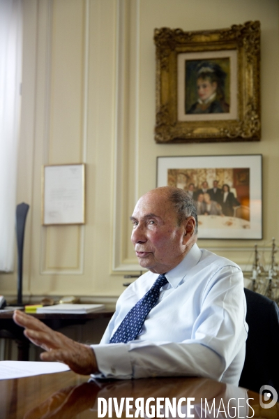 Serge DASSAULT, dans son bureau du rond-point des champs-Elysées.