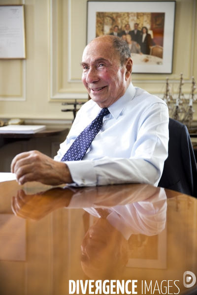 Serge DASSAULT, dans son bureau du rond-point des champs-Elysées.