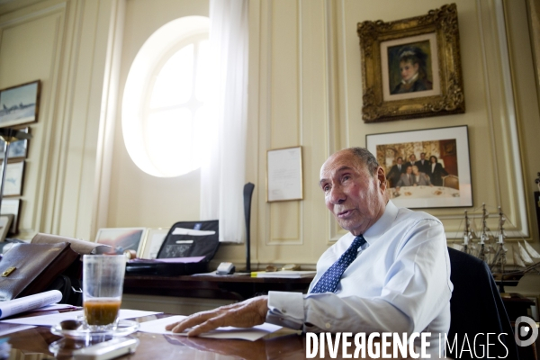 Serge DASSAULT, dans son bureau du rond-point des champs-Elysées.