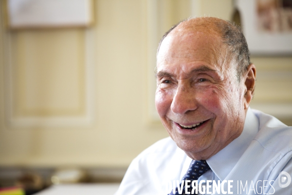 Serge DASSAULT, dans son bureau du rond-point des champs-Elysées.