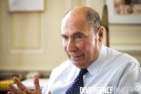 Serge DASSAULT, dans son bureau du rond-point des champs-Elysées.