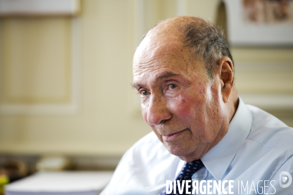 Serge DASSAULT, dans son bureau du rond-point des champs-Elysées.