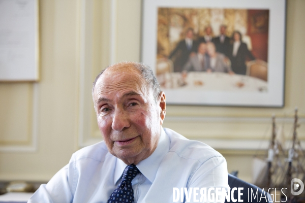 Serge DASSAULT, dans son bureau du rond-point des champs-Elysées.