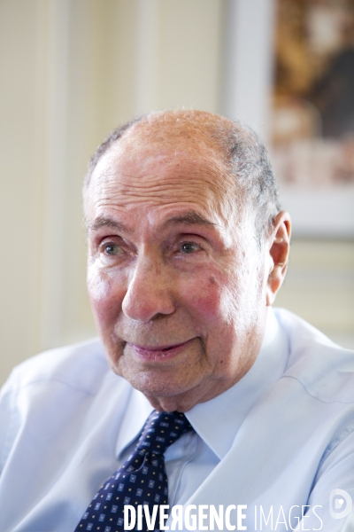 Serge DASSAULT, dans son bureau du rond-point des champs-Elysées.