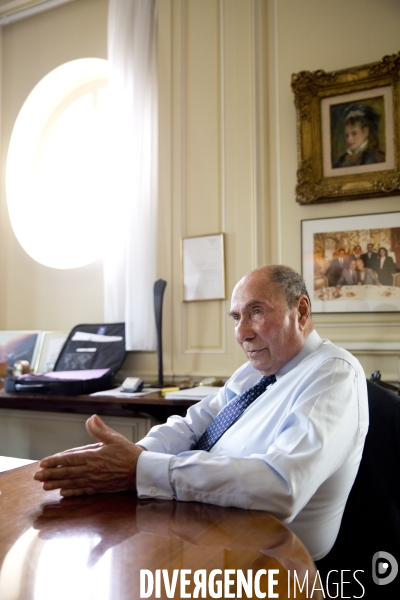 Serge DASSAULT, dans son bureau du rond-point des champs-Elysées.