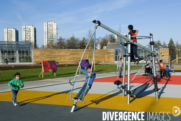 L  Ecoquartier des Docks de Saint Ouen. Le parc de 12 hectares.Des enfants sur l  aire de jeux.