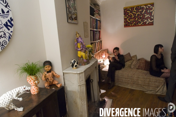 Vernissage en appartement d art contemporain de l artiste Monkeyfinger