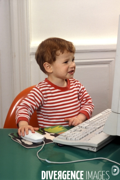 Enfant avec l ordinateur et les écrans. Children with computer and screens