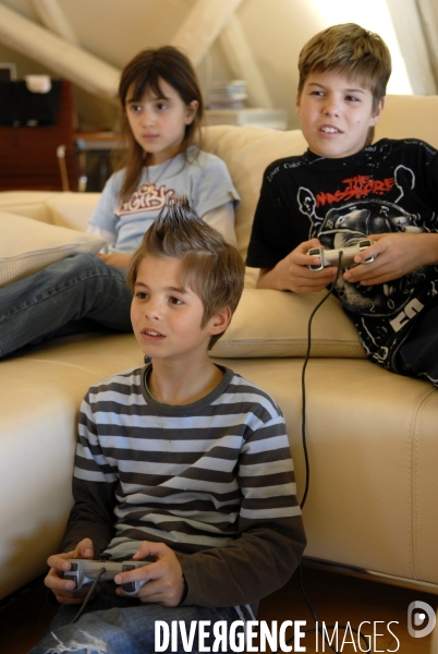 Enfant avec l ordinateur et les écrans. Children with computer and screens