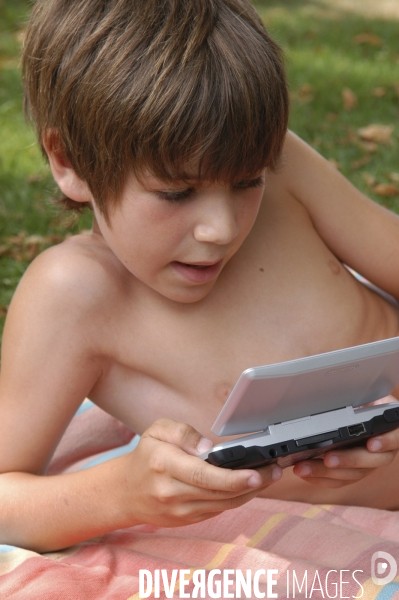 Enfant avec l ordinateur et les écrans. Children with computer and screens