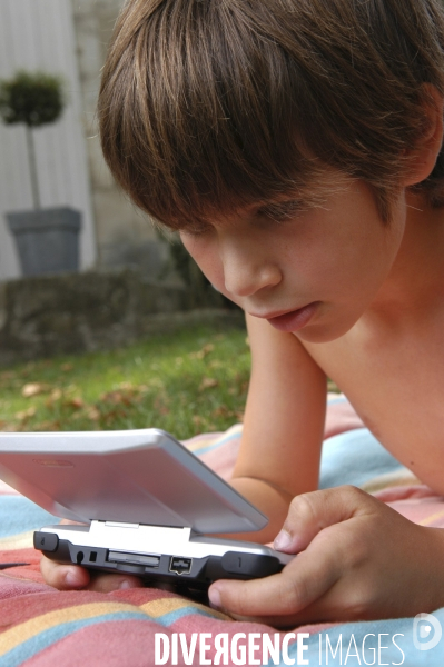 Enfant avec l ordinateur et les écrans. Children with computer and screens