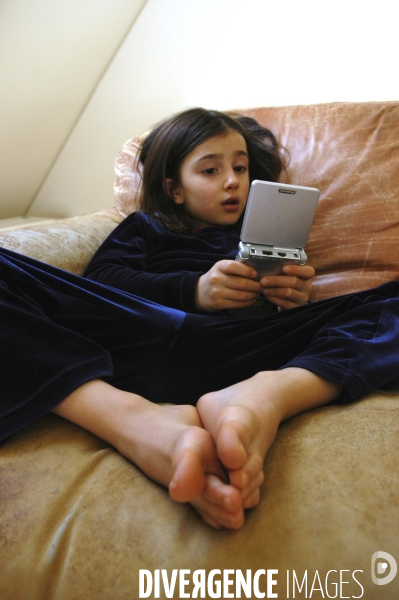 Enfant avec l ordinateur et les écrans. Children with computer and screens