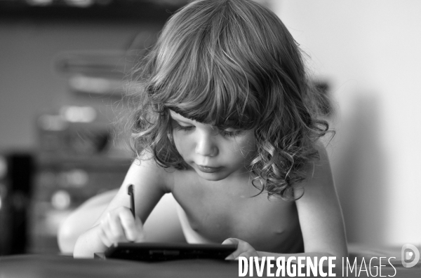 Enfant avec l ordinateur et les écrans. Children with computer and screens