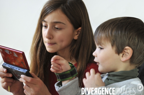 Enfant avec l ordinateur et les écrans. Children with computer and screens