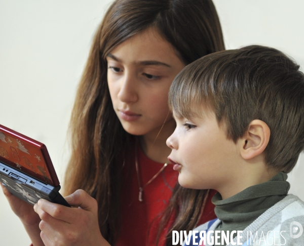 Enfant avec l ordinateur et les écrans. Children with computer and screens