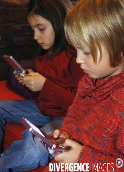 Enfant avec l ordinateur et les écrans. Children with computer and screens