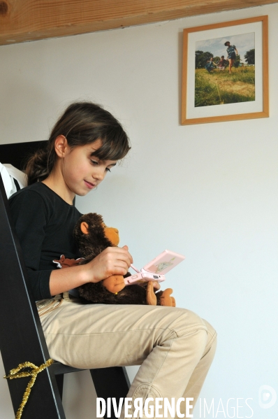 Enfant avec l ordinateur et les écrans. Children with computer and screens