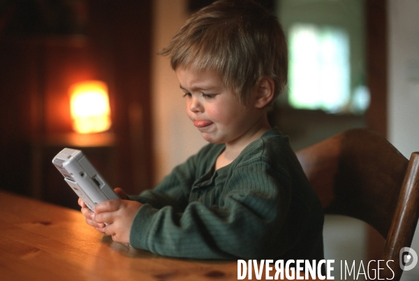 Enfant avec l ordinateur et les écrans. Children with computer and screens