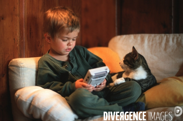 Enfant avec l ordinateur et les écrans. Children with computer and screens