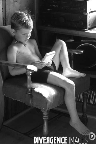 Enfant avec l ordinateur et les écrans. Children with computer and screens