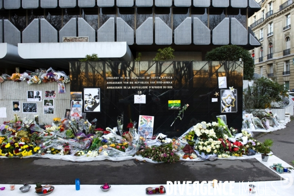 Illustration Decembre 2013.Un couple mixte rend hommage à Nelson Mandela devant l ambassade d Afrique du Sud.