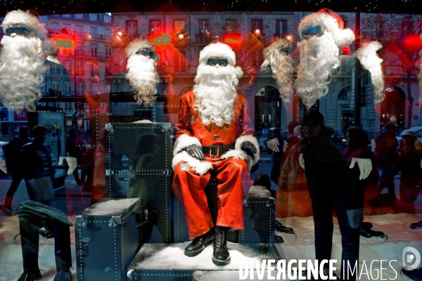 Illustration Decembre 2013.Le pere Noel et ses men in black dans la vitrine d un grand magasin.