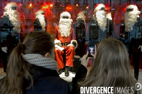 Illustration Decembre 2013.Le pere Noel et ses men in black dans la vitrine d un grand magasin.