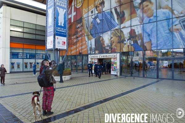 Illustration Decembre 2013.Un punk photographie des crs devant le centre commercial les 4b a Calais