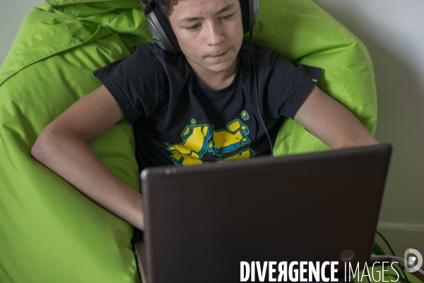 Adolescent et son ordinateur