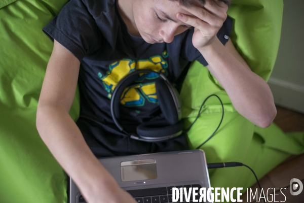 Adolescent et son ordinateur