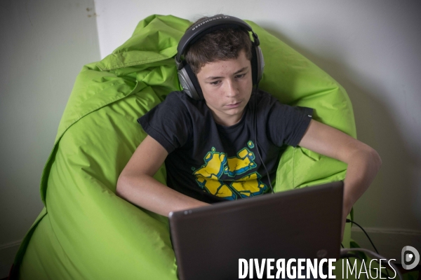 Adolescent et son ordinateur