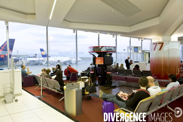 Aéroports - 2.Une salle d embarquement du terminal 1 à l aéroport Charles de Gaulle