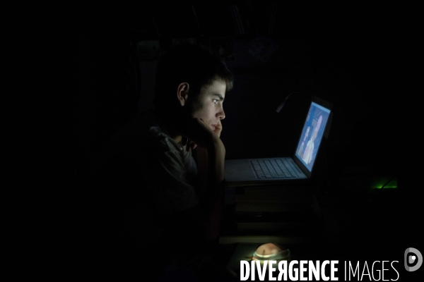 Adolescent devant son ordinateur