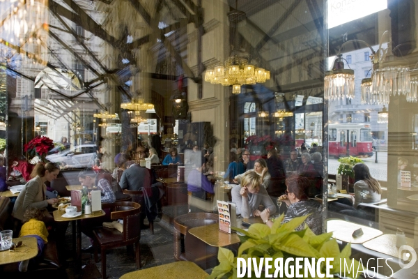 Bons baisers de Vienne.Le café Schwartzenberg , le plus ancien café  sur le Ring.