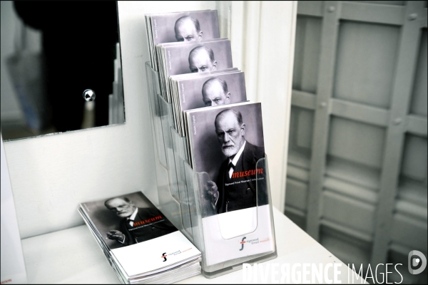 Bons baisers de Vienne.Le musée Sigmund Freud fondateur de la psychanalyse.A l entrée, un dépliant explicatif avec la photo du docteur par Max Halberstadt