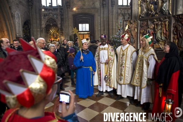 Bons baisers de Vienne..Dans la cathedrale saint Etienne, un groupe costumé en rois mages chante des chants traditionnels de Noel.
