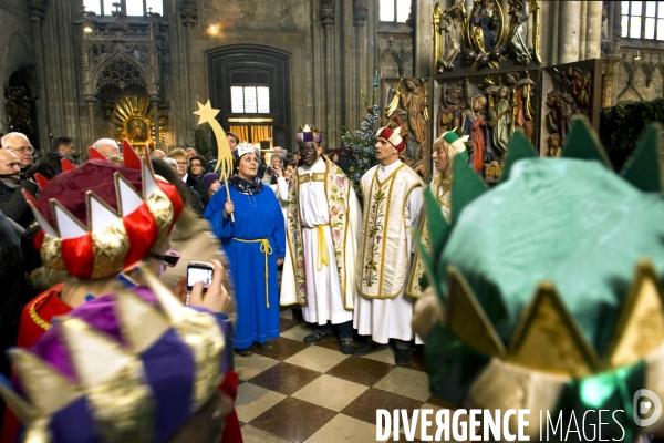 Bons baisers de Vienne..Dans la cathedrale saint Etienne, un groupe costumé en rois mages chante des chants traditionnels de Noel.
