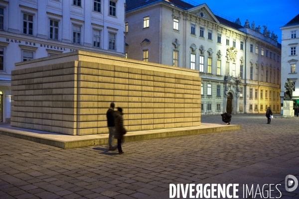 Bons baisers de Vienne..Sur la Judenplatz, le monument érigé en mémoire des  victimes de la Shoah en Autriche