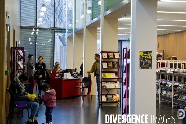.La bibliotheque Jacqueline de Romilly se situe au pied des nouveaux immeubles de logements du quartier Binet.Aménagements  dans le cadre du Grand Projet de Renouvellement urbain