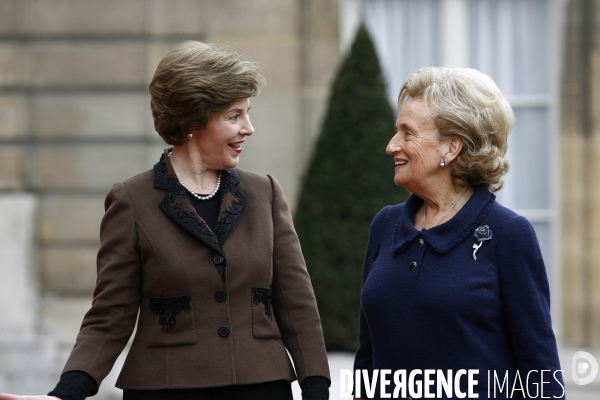 Bernadette chirac recoit à déjeuner des personnalités du Comité d honneur du Centre international pour les enfants disparus ou exploités (ICMEC).