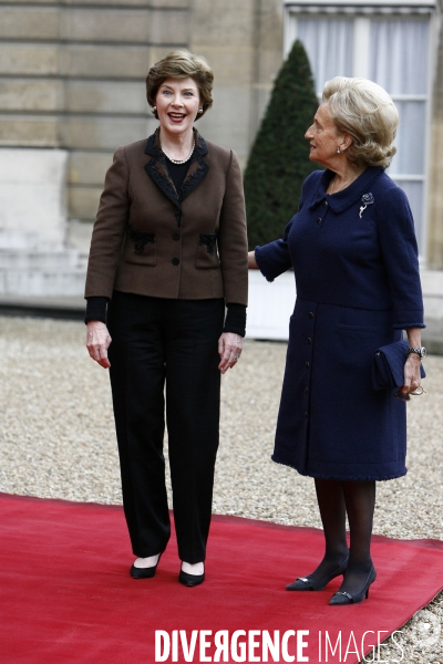 Bernadette chirac recoit à déjeuner des personnalités du Comité d honneur du Centre international pour les enfants disparus ou exploités (ICMEC).