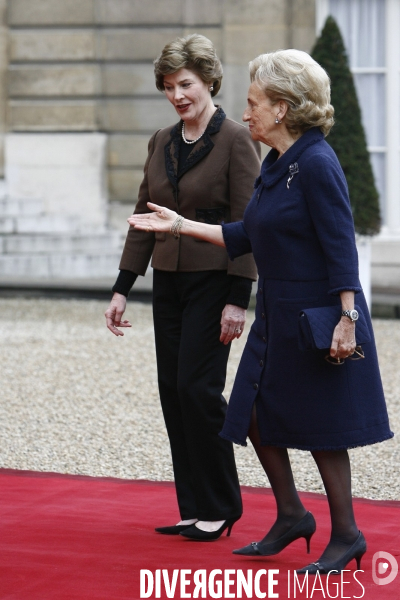 Bernadette chirac recoit à déjeuner des personnalités du Comité d honneur du Centre international pour les enfants disparus ou exploités (ICMEC).