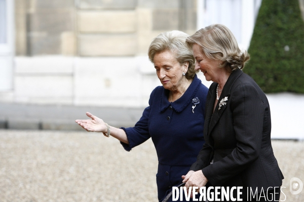 Bernadette chirac recoit à déjeuner des personnalités du Comité d honneur du Centre international pour les enfants disparus ou exploités (ICMEC).